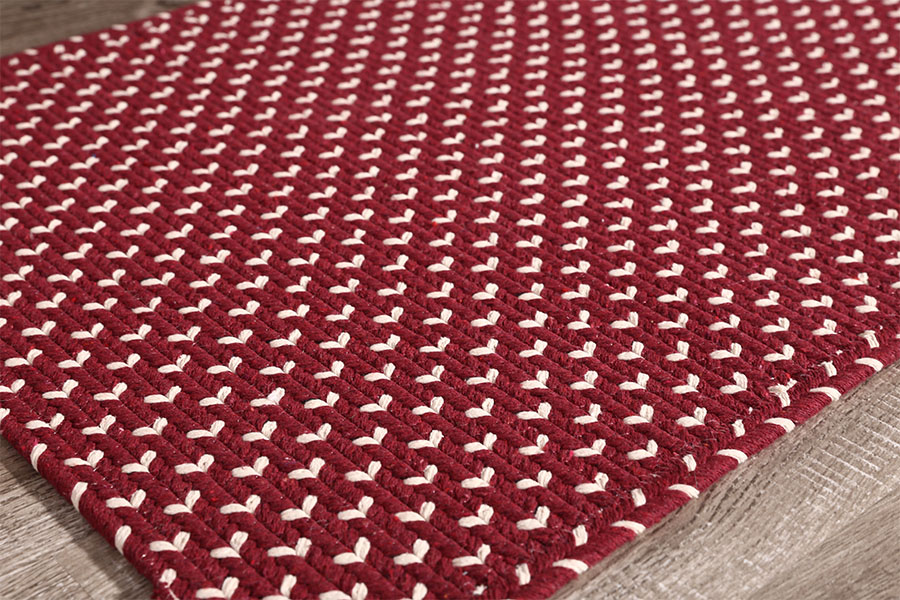 Square hand-woven floor mat